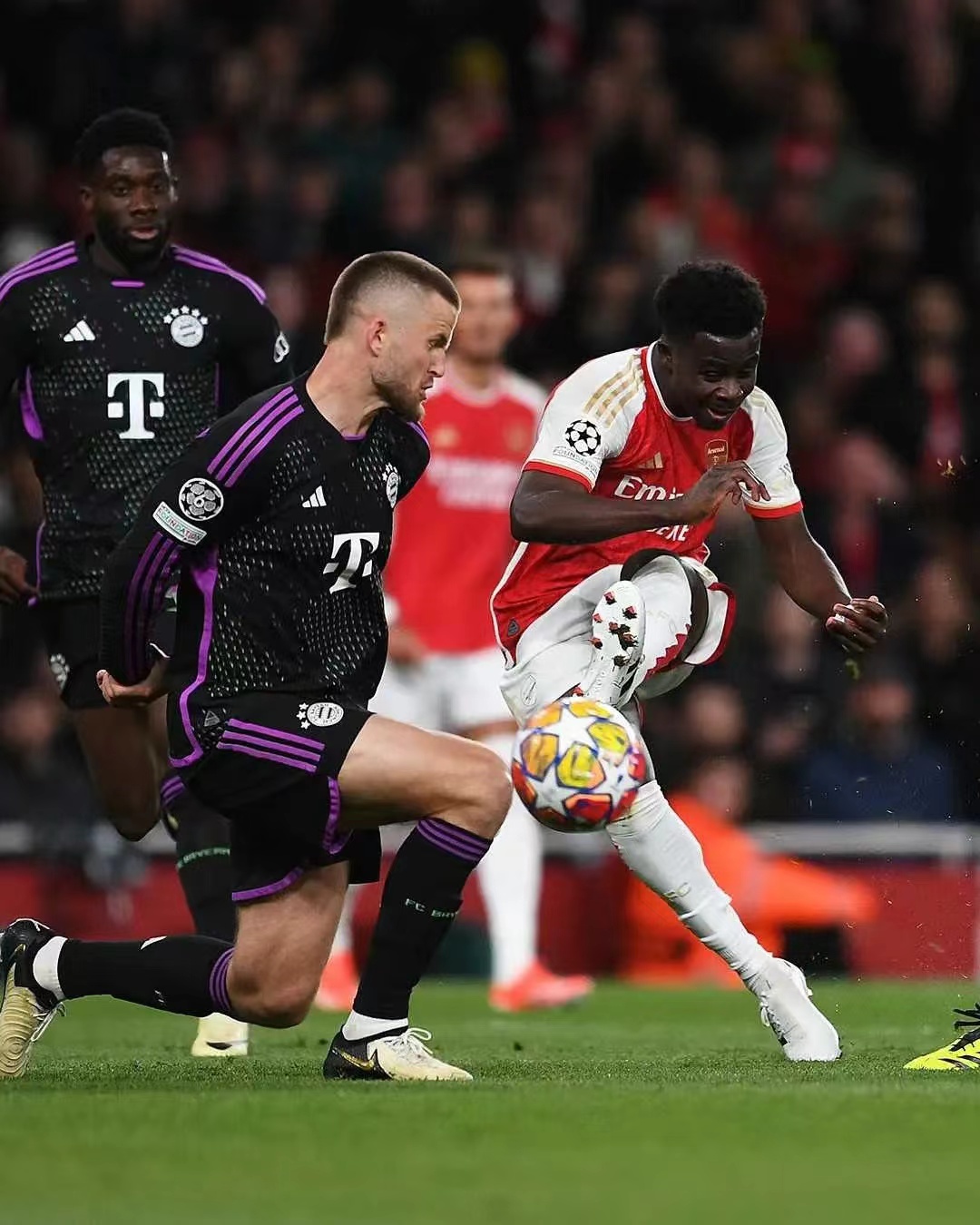 足球明星们的对决燃烧整个赛场