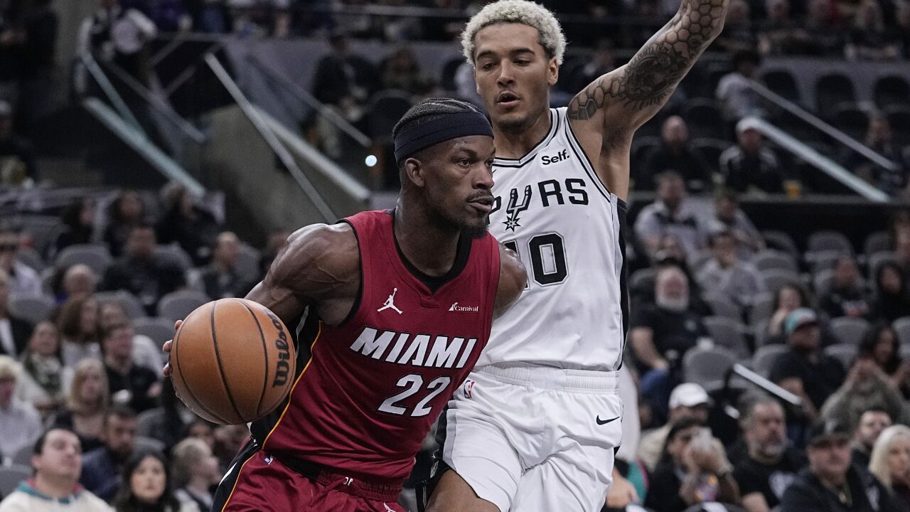 包含热火主场逆转取胜，关键时刻后卫爆发抢分的词条